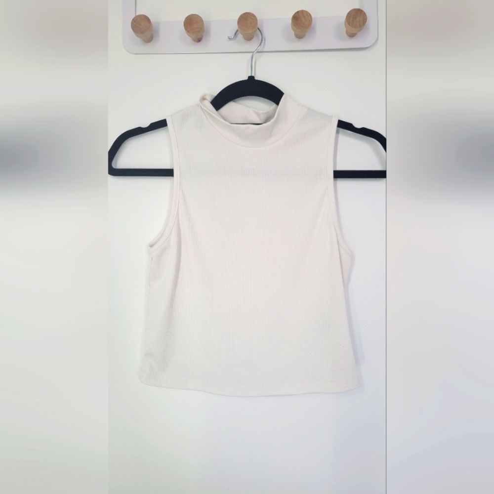 Ribbed Crew Nck Crop Top